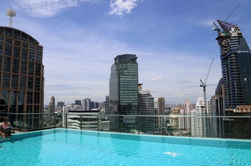 Bangkok--Hilton Bangkok Sukhumvit Swimming Pool (3).JPG