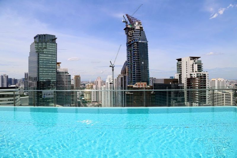 Bangkok--Hilton Bangkok Sukhumvit Swimming Pool (2).JPG