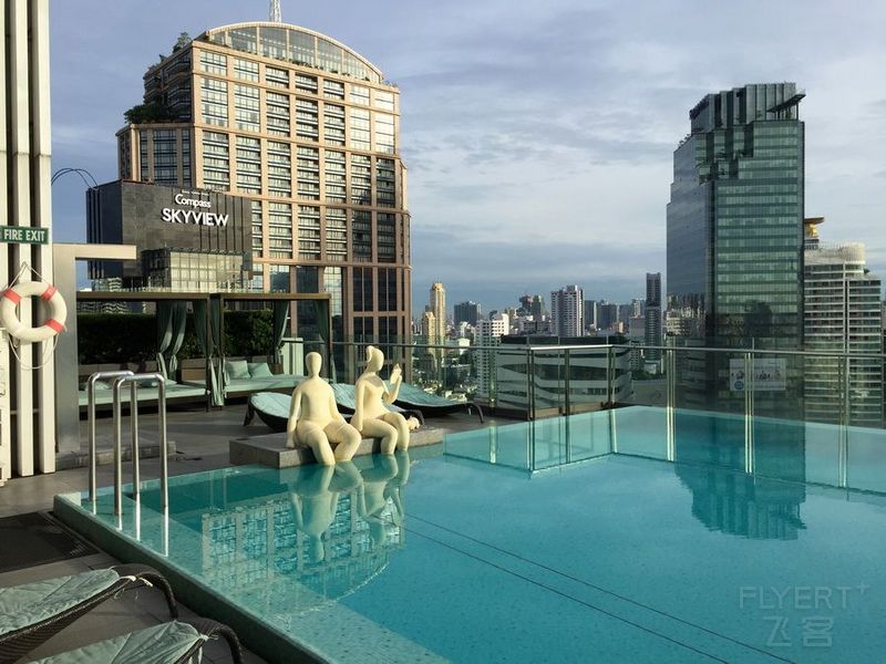 Bangkok--Hilton Bangkok Sukhumvit Swimming Pool (11).JPG