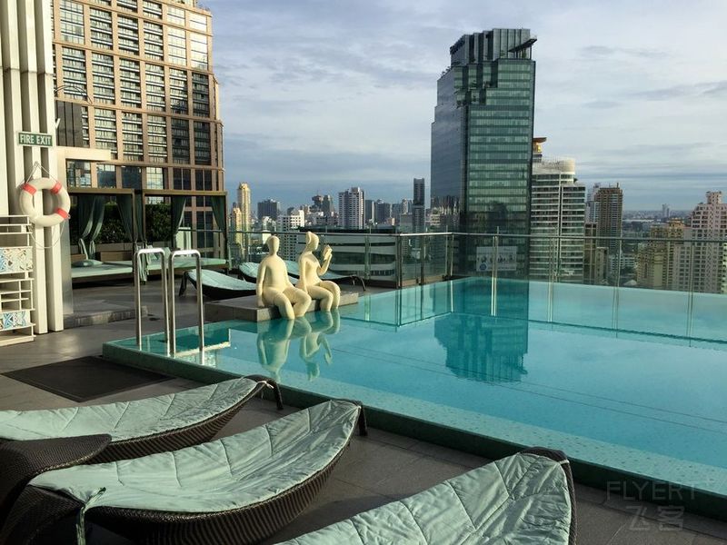 Bangkok--Hilton Bangkok Sukhumvit Swimming Pool (12).JPG