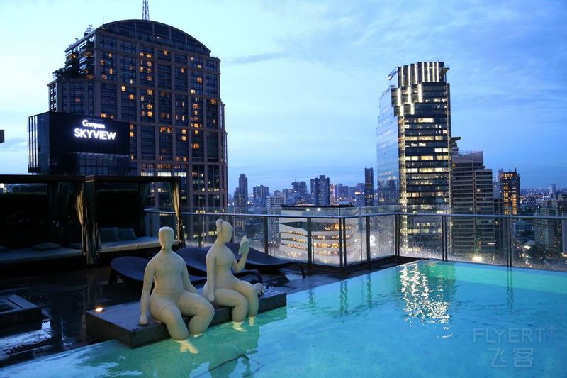 Bangkok--Hilton Bangkok Sukhumvit Swimming Pool (17).JPG