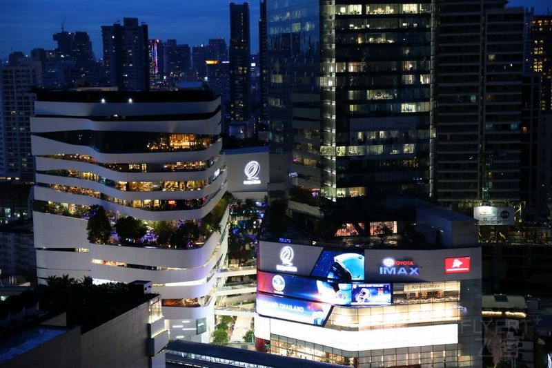 Bangkok--Hilton Bangkok Sukhumvit Swimming Pool (19).JPG