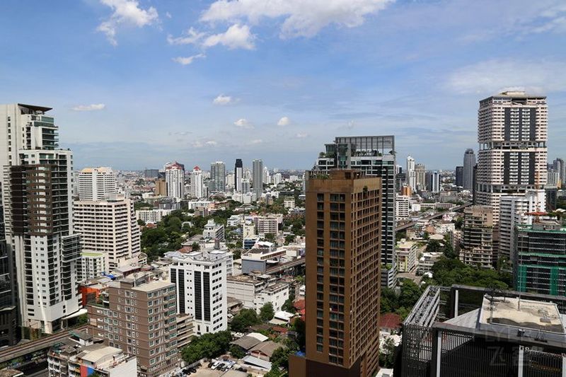 Bangkok--Hilton Bangkok Sukhumvit Swimming Pool View (2).JPG