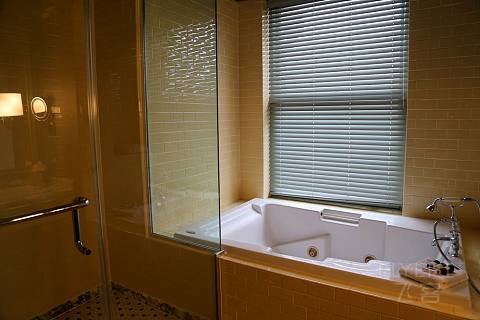 Texas--Houston--Hotel Icon Autograph Collection Room Bathroom (4).JPG