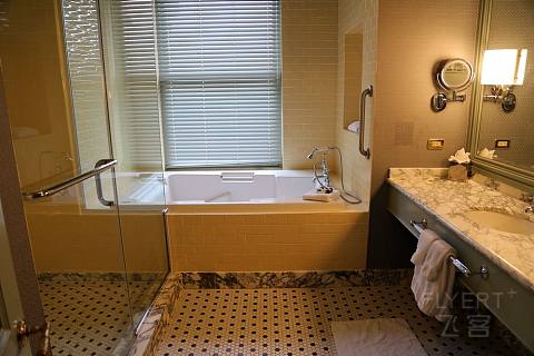 Texas--Houston--Hotel Icon Autograph Collection Room Bathroom (3).JPG
