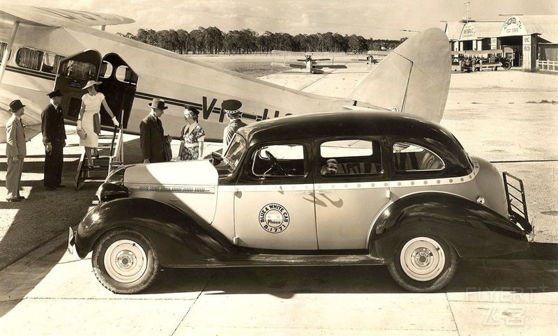 Passengers-arriving-DH86-Archerfield-Brisbane-1935.jpg