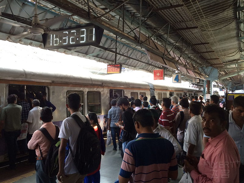Mumbai Train 078.JPG