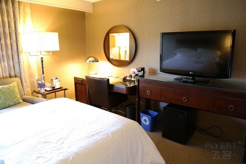 Pittsburgh--Sheraton Pittsburgh Airport Guestroom (3).JPG