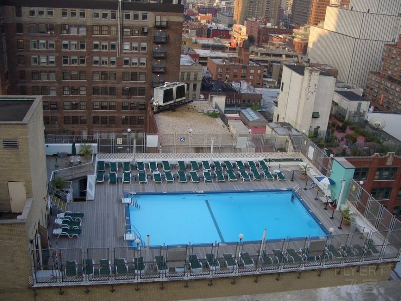 Holiday-Inn-Midtown-rooftop-pool-nyc-960x720.jpg