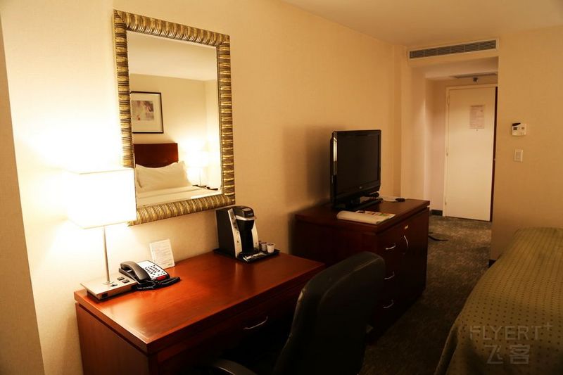 New York--Holiday Inn Long Island City--Guestroom (2).JPG