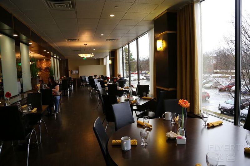 Binghamton--Doubletree by Hilton Binghamton Restaurant and Breakfast (2).JPG