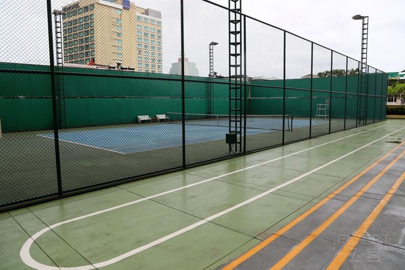 Bangkok--Holiday Inn Silom Fitness Center Tennis Court.JPG