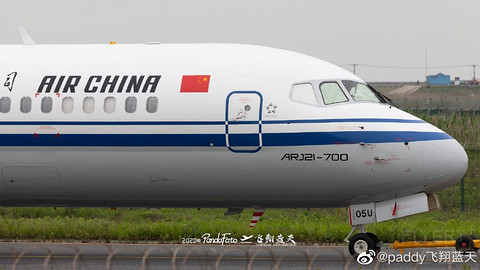 国航第一架 ARJ21于浦东机场亮相