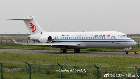 国航第一架 ARJ21于浦东机场亮相