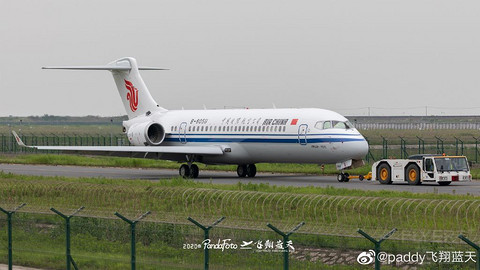 国航第一架 ARJ21于浦东机场亮相