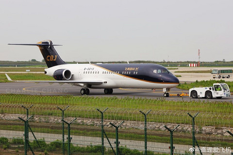 国航第一架 ARJ21于浦东机场亮相