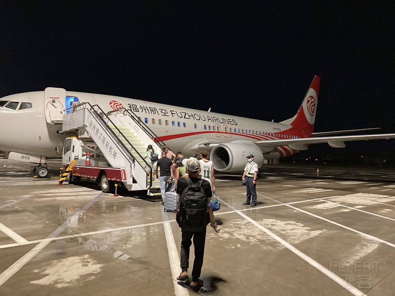 不意外,福州航空安排的是摆渡车,终于登机了机型b737