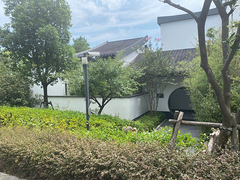 杩涘叆鎴块棿鐨勪竴娈佃矾锛屽湪鐭┏杞︿笂椤烘墜涓
