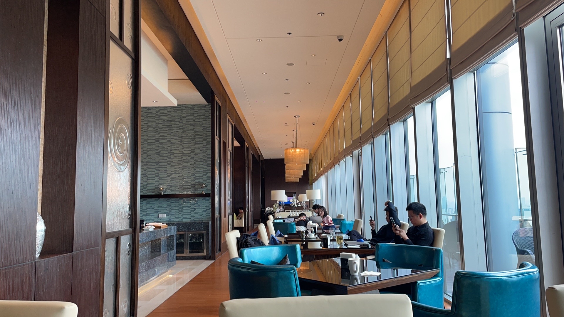 周末的明捷万丽酒店行政酒廊很热闹