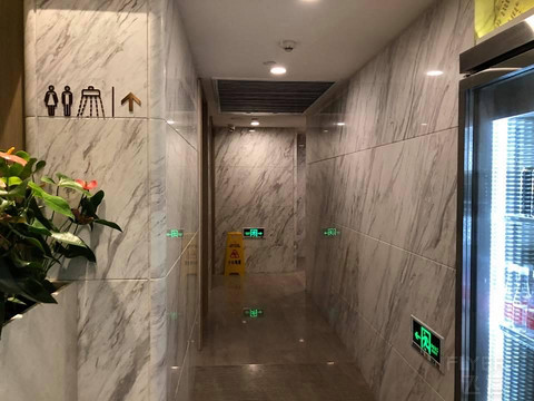 以前的简单记录 第一次经历航班长时间延误 搭乘**国内头等舱由武汉前往杭州