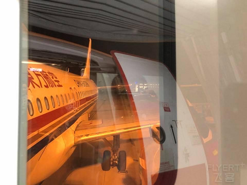 以前的简单记录 第一次经历航班长时间延误 搭乘**国内头等舱由武汉前往杭州