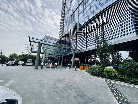 ȫΪ㣬С𿨵׷人ïϣپƵ Hilton Wuhan Riverside