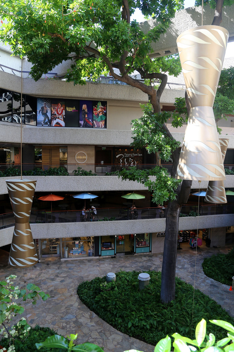 Oahu--The Royal Hawaiian a Luxury  Collection Resort Shopping Mall (3).JPG