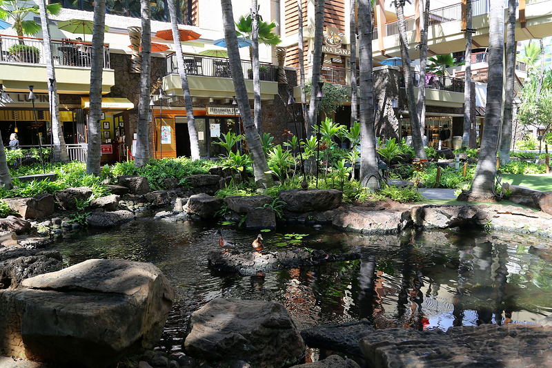 Oahu--The Royal Hawaiian a Luxury  Collection Resort Shopping Mall (5).JPG