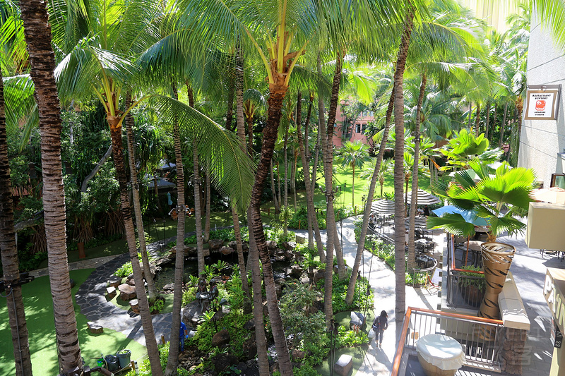 Oahu--The Royal Hawaiian a Luxury  Collection Resort Shopping Mall (2).JPG