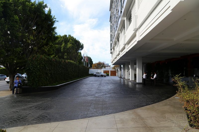 Los Angeles--SLS Hotel a Luxury Collection Hotel Beverly Hills Entrance (1).JPG