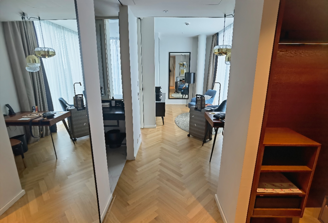 Ѿͷ֮áAndaz Vienna Andaz Suite aka Suite with Train Station View