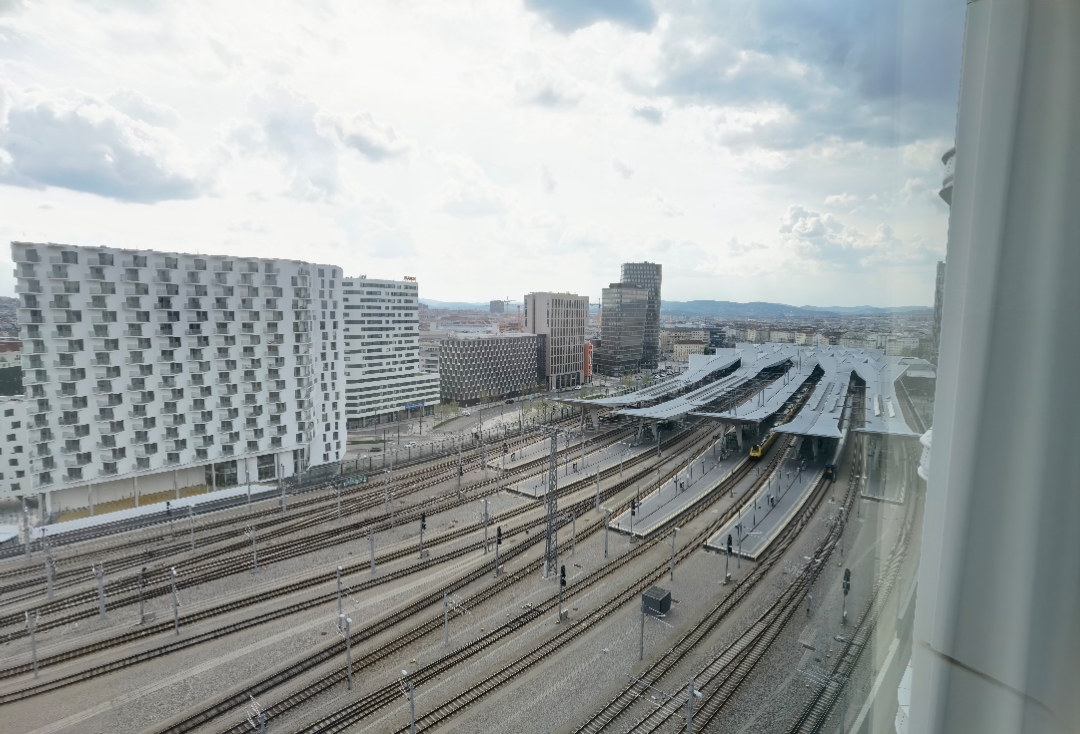 Ѿͷ֮áAndaz Vienna Andaz Suite aka Suite with Train Station View