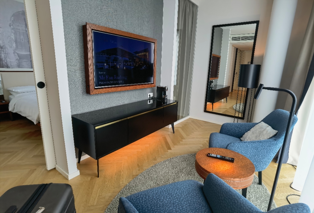 Ѿͷ֮áAndaz Vienna Andaz Suite aka Suite with Train Station View