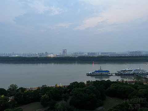 大江来从万山中：南京世茂滨江希尔顿酒店