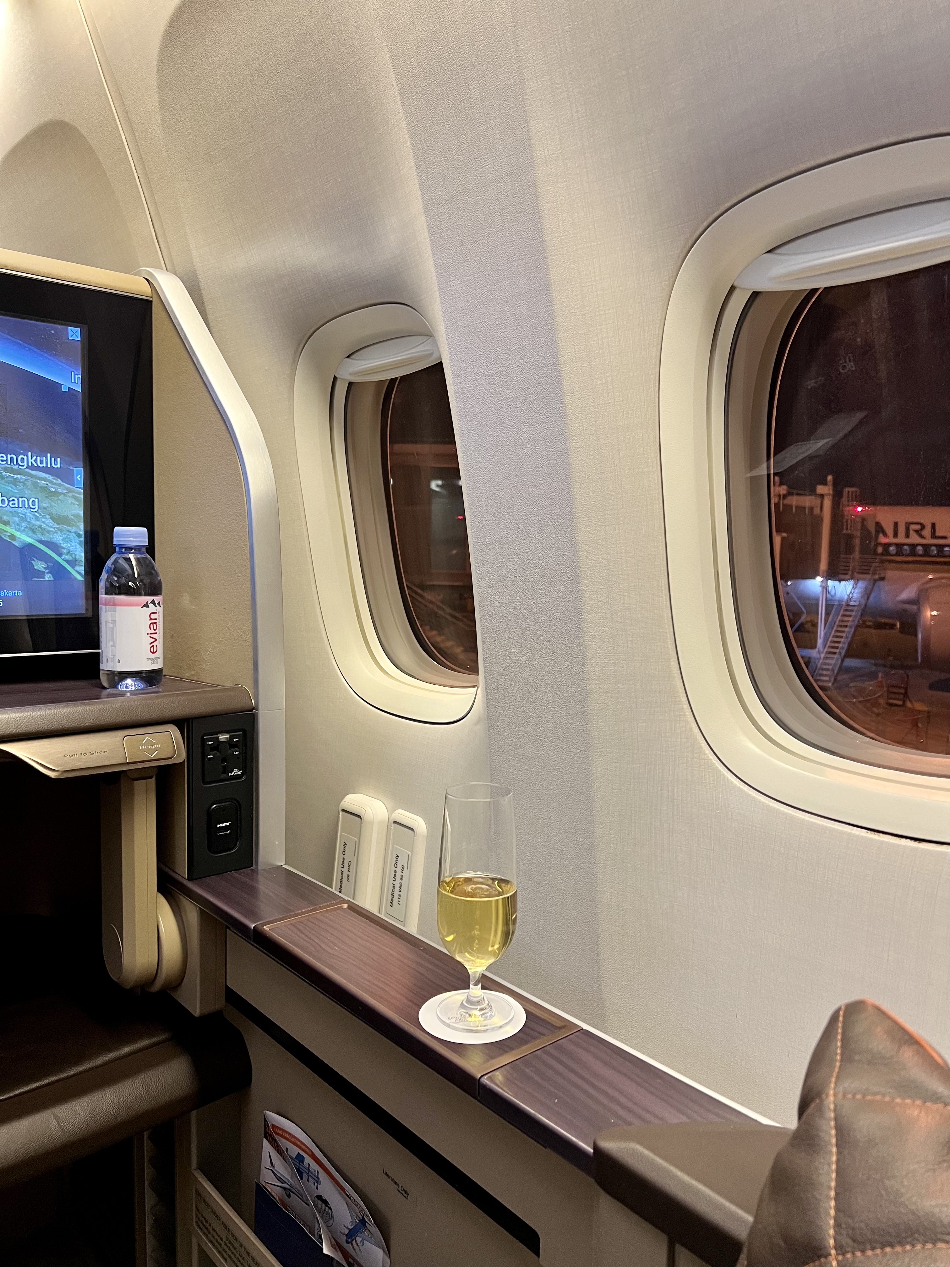 SQ968 SIN-CGK 77W First Class / The Private Room º;ͷ