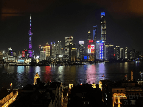 恣享霓虹，矗立江畔三世纪——上海外滩华尔道夫酒店全江景房