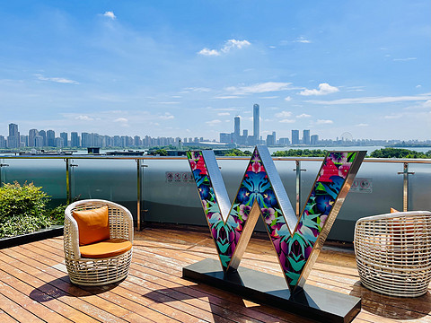 金鸡湖畔的琉璃炫彩——苏州W酒店单间套房