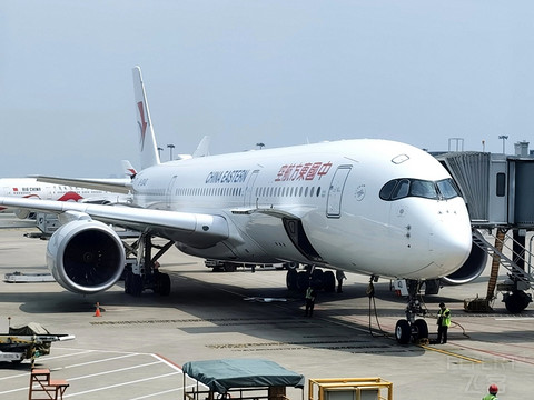 东航A350商务舱飞行，上海-乌鲁木齐，墨镜侠好久不见！