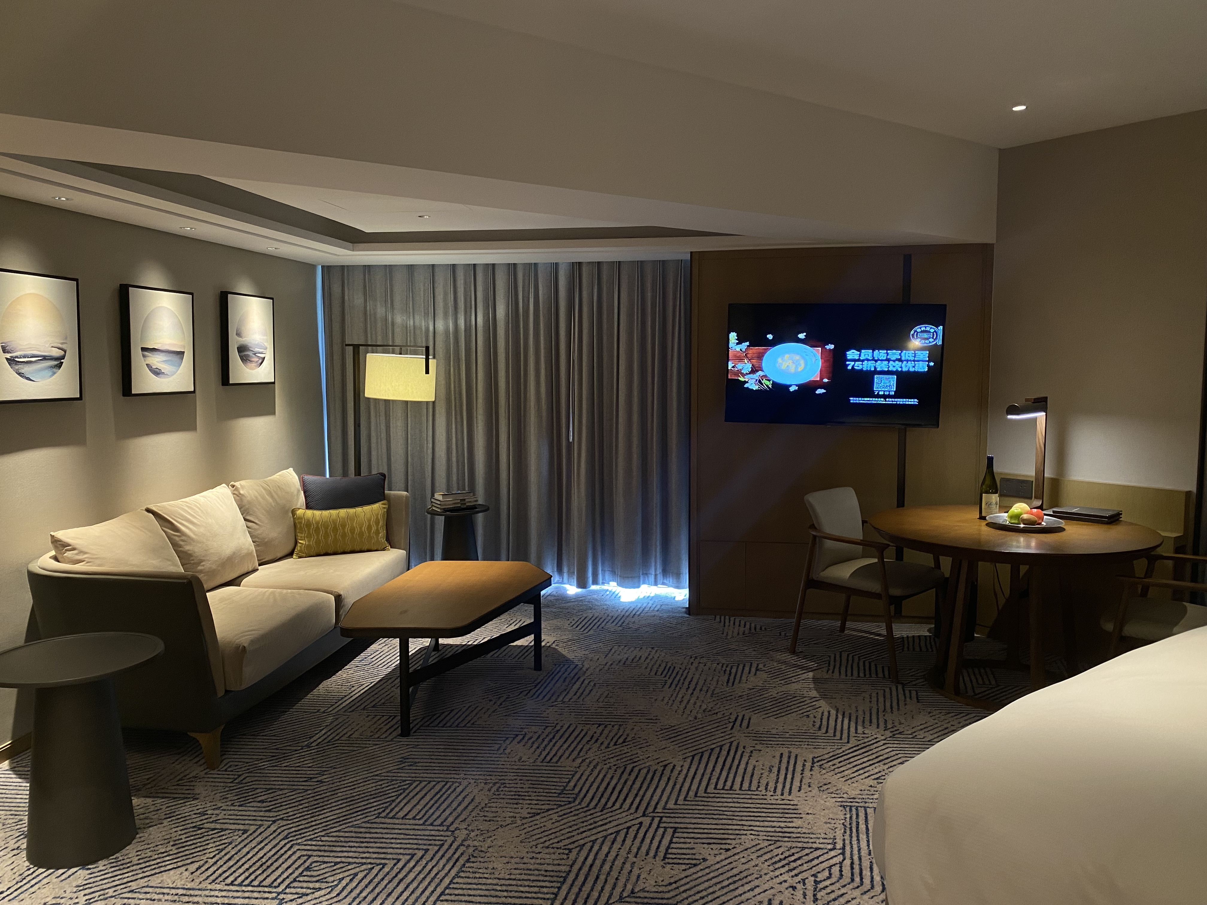 ɫ񷣬յ۶ϣپƵHilton Beijing׷King Junior Suite