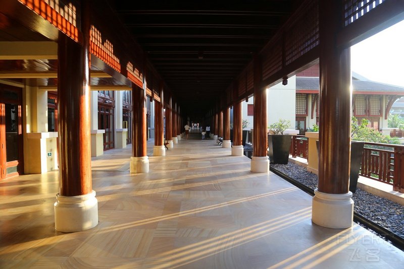 Sanya--The Ritz Carlton Sanya Sanya Yalong Bay Hallway (3).JPG