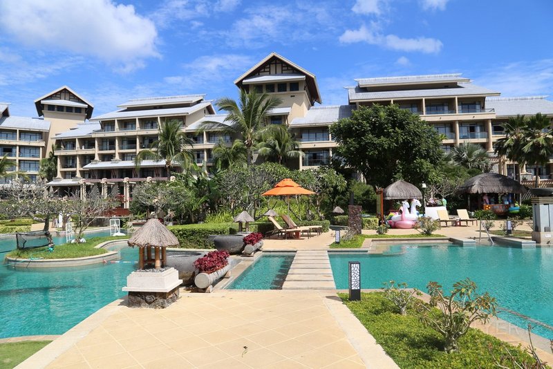 Sanya--Hilton Sanya Yalong Bay Pools and Garden (18).JPG