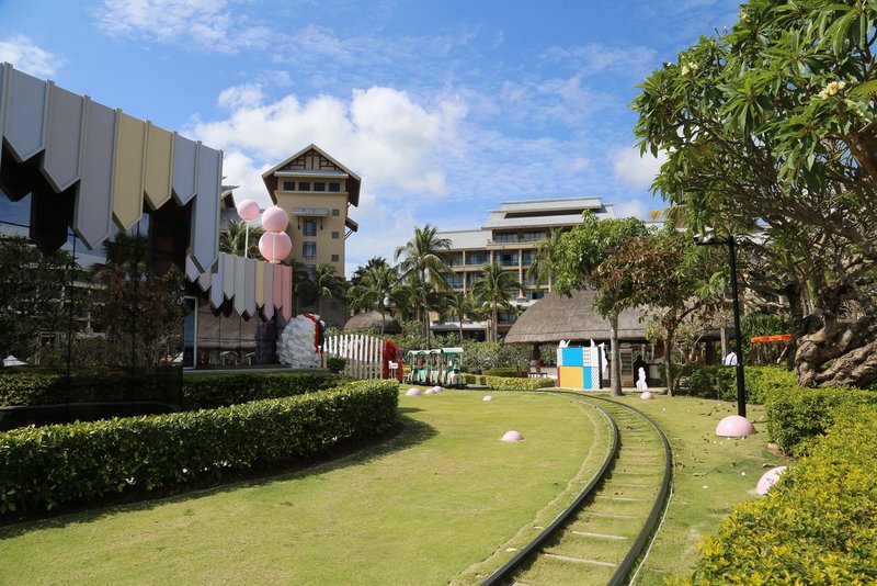 Sanya--Hilton Sanya Yalong Bay Pools and Garden (22).JPG