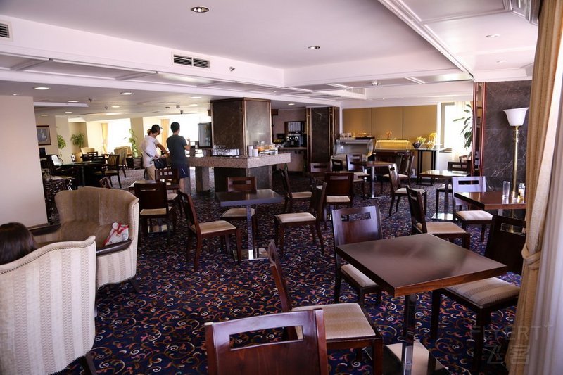 Izmir--Hilton Izmir Club Lounge (1).JPG