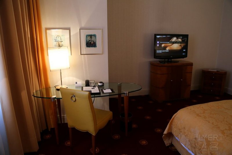 Leipzig--Hotel Fuerstenhof Luxury Collection Guestroom (4).JPG