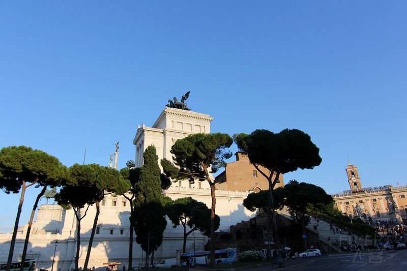 Rome--Plaza Venezia (1).JPG