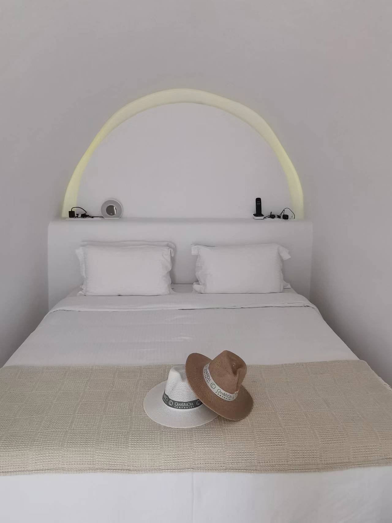 ҲʥõľƵ ̳׷Canaves Oia Boutique Hotelϸ鱨