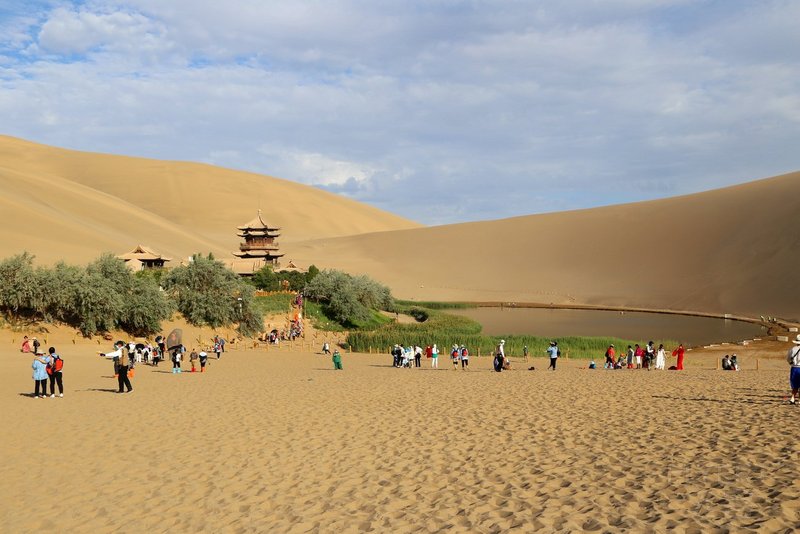 Dunhuang--Mingsha Mountain and Crescent Spring (16).JPG