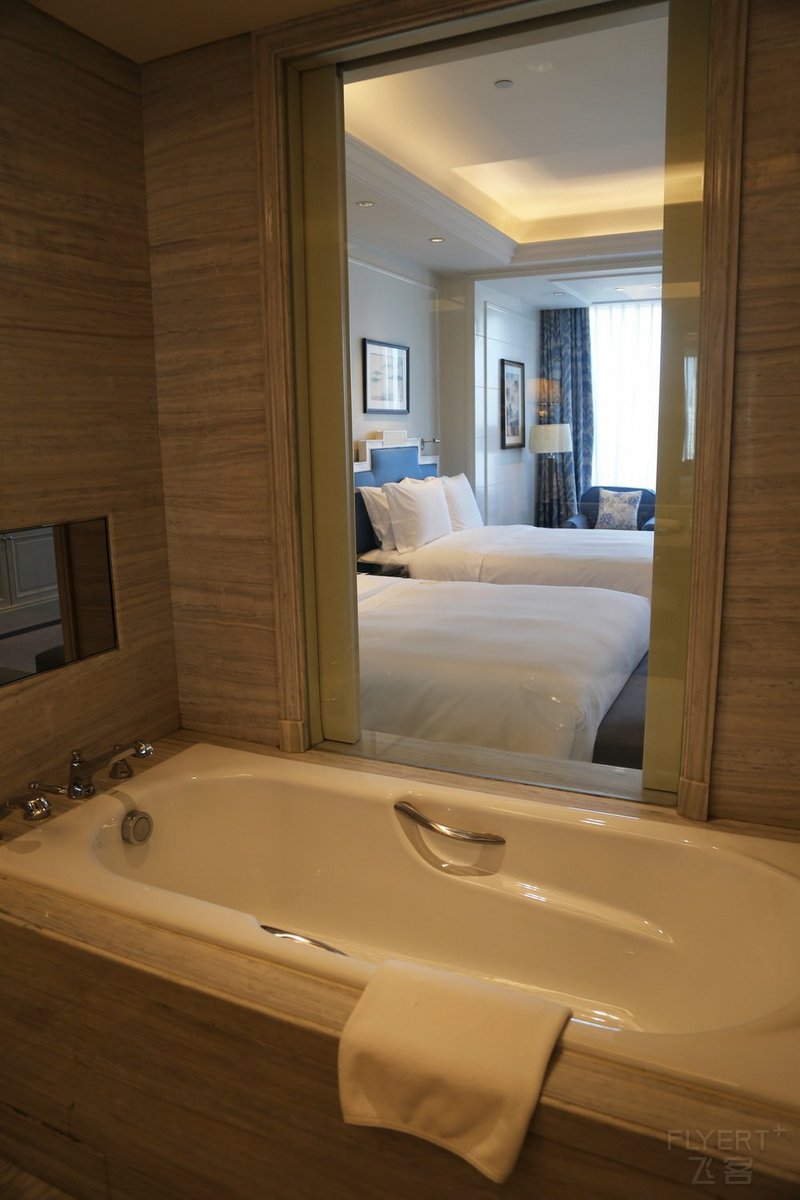 Hangzhou--The Azure Qianjiang A Luxury Collection Hotel Room (8).JPG