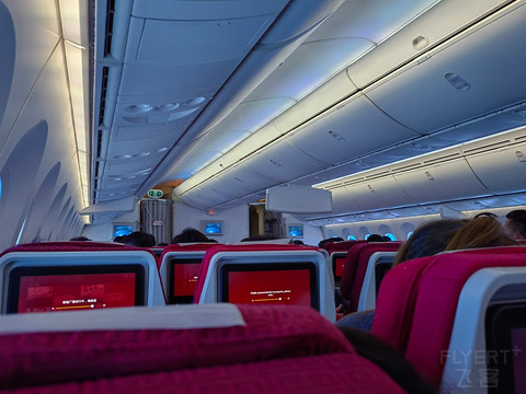 1.15 SZX—PEK，HU7712 B789经济舱