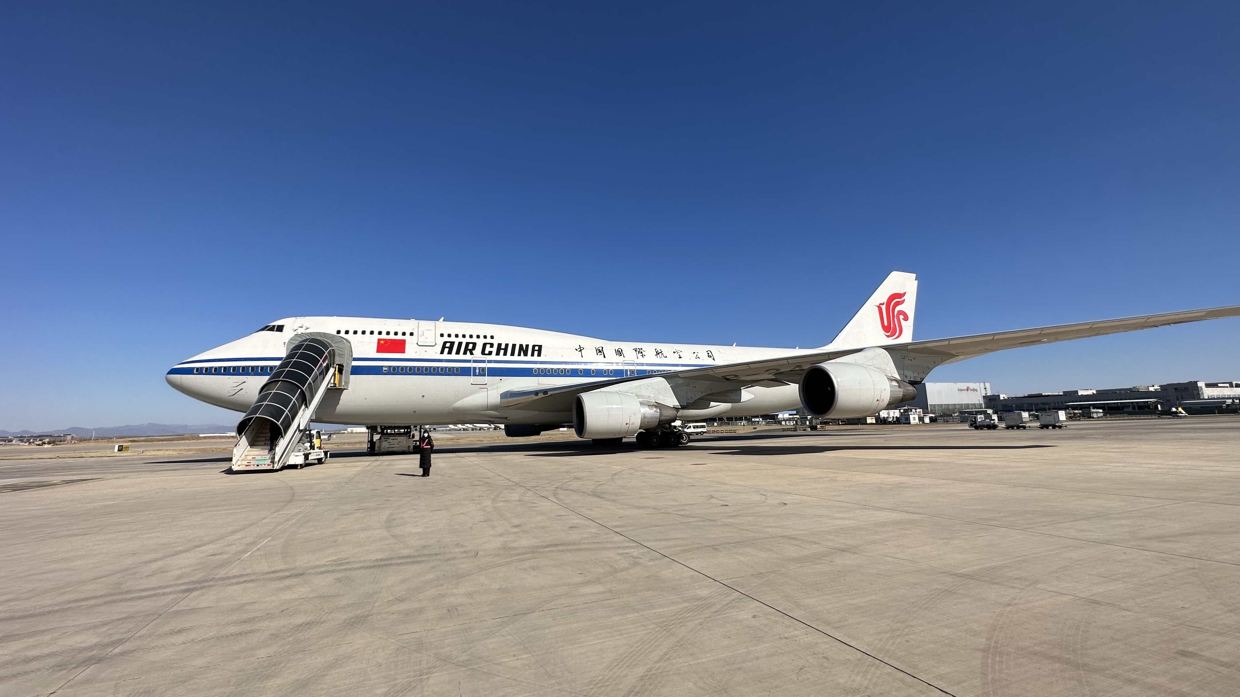 Ů747-400